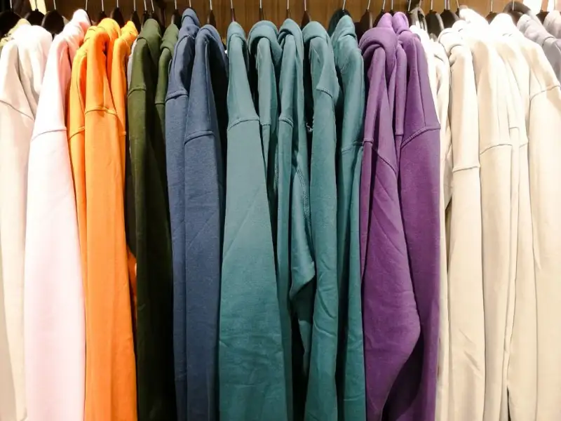 Facteurs à prendre en compte lors du choix du tissu idéal pour les sweats à capuche